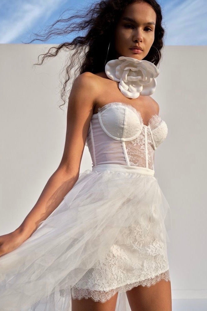 the ilaria gown in white size extra-small