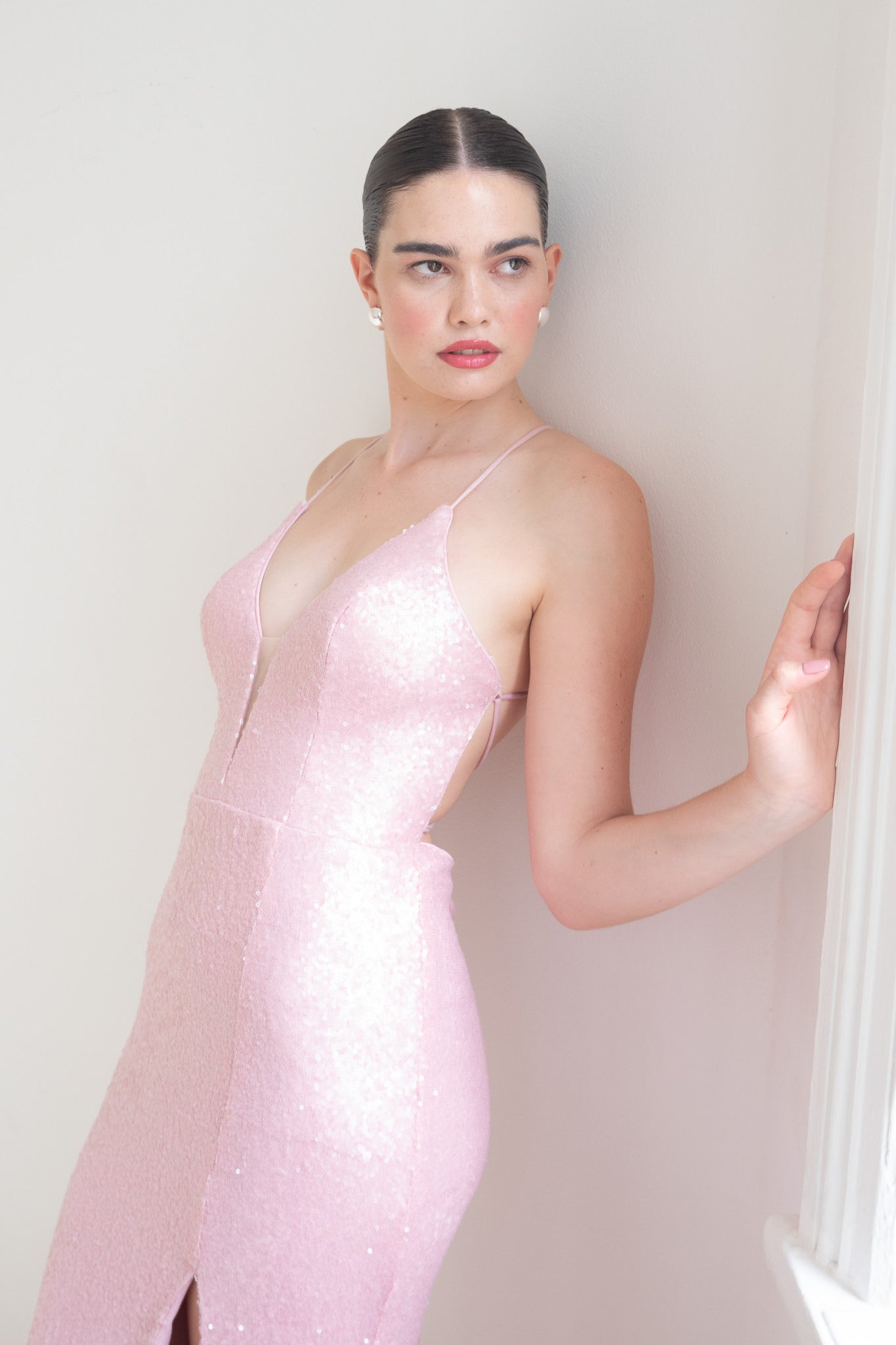 Shimmer and shine in the pink metallic sequin Alice Gown by Scarlett Fashion. Make a statement, save in style—shop this pre-loved occasionwear today!