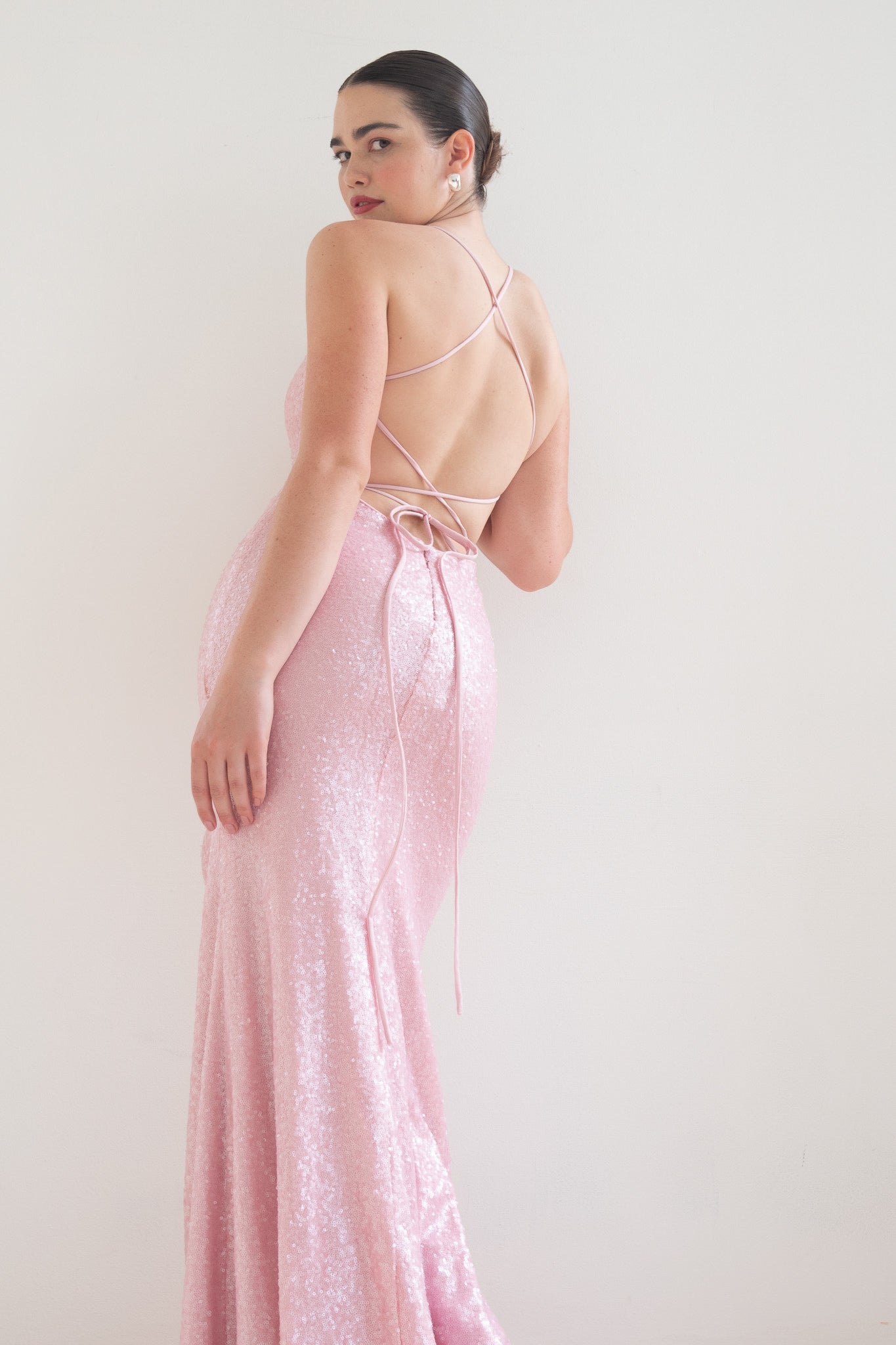 Shimmer and shine in the pink metallic sequin Alice Gown by Scarlett Fashion. Make a statement, save in style—shop this pre-loved occasionwear today!