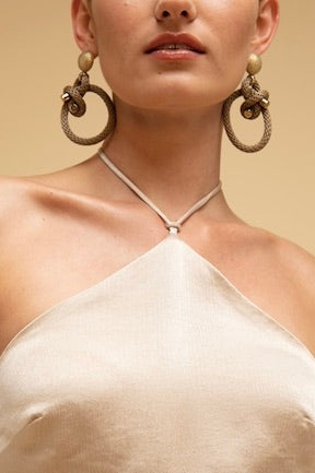 the shimenawa earrings in beige